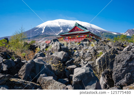 白雪皚皚的淺間山和鬼押庭園的淺間山觀音堂 白雪皚皚的淺間山和鬼押庭園的淺間山觀音堂 125775480
