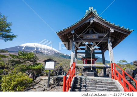 Snow-capped Mount Asama and the bell tower of Onioshidashi Garden 125775481
