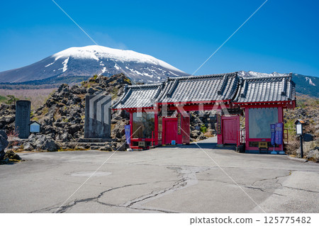 白雪皚皚的淺間山和鬼押出公園的辺門 125775482