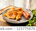 灰色盤子上供應的法式吐司和香腸早餐（對角線） 125775670