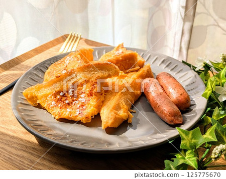 灰色盤子上供應的法式吐司和香腸早餐(對角線) 灰色盤子上供應的法式吐司和香腸早餐(對角線) 125775670