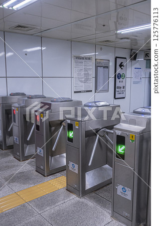 Seoul subway scene 125776113