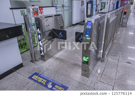 Seoul subway scene 125776114