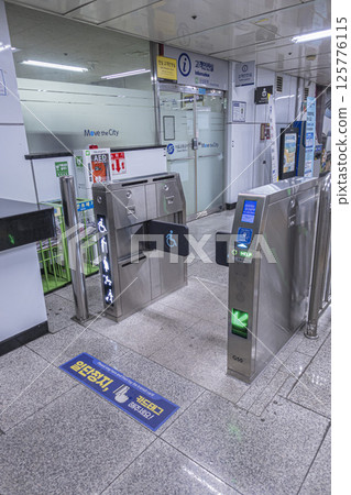 Seoul subway scene 125776115