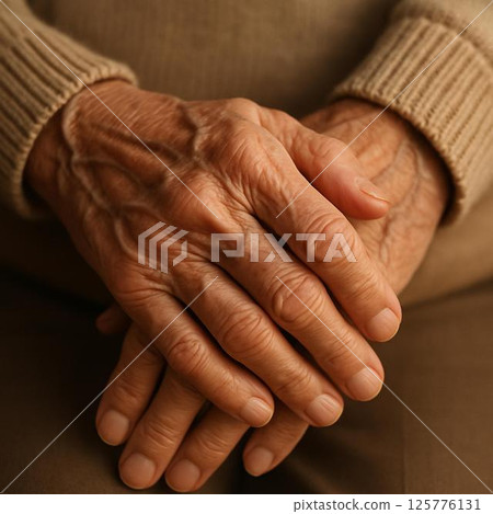 Close-up of an elderly person's wrinkled hands 125776131