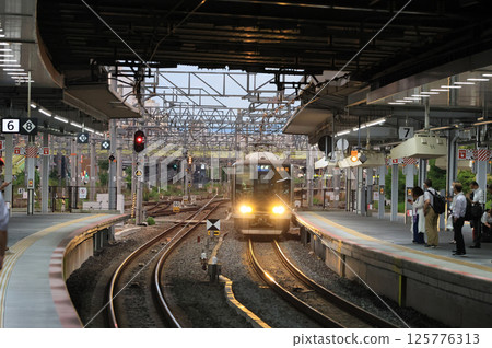 A train arriving at Shin-Osaka Station in the evening A train arriving at Shin-Osaka Station in the evening 125776313