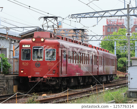 Wakayama Electric Railway 2700 series train stopping at Wakayama Station Wakayama Electric Railway 2700 series train stopping at Wakayama Station 125776314