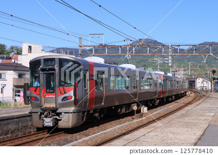 Sanyo Main Line 227 series train arriving at Kaitaichi Station 125778410