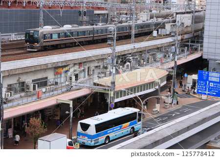 東海道本線：321系列列車和機場巴士在三宮站附近運行 125778412