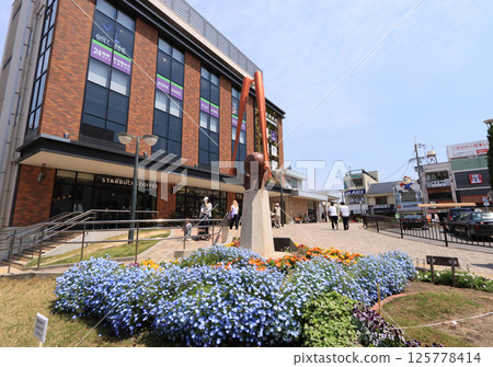 Tokaido Main Line Koshienguchi Station and the flower bed in front of the station Tokaido Main Line Koshienguchi Station and the flower bed in front of the station 125778414