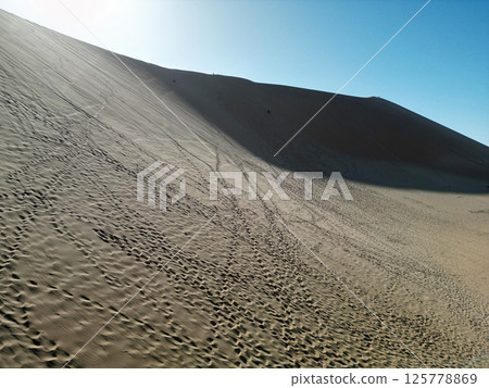 納米布沙漠鳥瞰圖，光影交織的壯麗奇觀 125778869