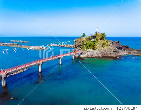 糸魚川市能生的弁天岩、蔚藍的大海、天空飄揚的鯉魚旗 |五月的鳥瞰圖 糸魚川市能生的弁天岩、蔚藍的大海、天空飄揚的鯉魚旗 |五月的鳥瞰圖 125779194