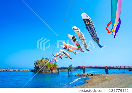 糸魚川市能生的弁天岩、蔚藍的大海、天空飄揚的鯉魚旗 |五月風景 糸魚川市能生的弁天岩、蔚藍的大海、天空飄揚的鯉魚旗 |五月風景 125779551