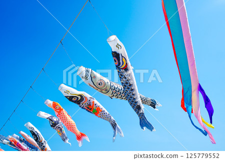糸魚川市能生的弁天岩、蔚藍的大海、天空飄揚的鯉魚旗 |五月風景 糸魚川市能生的弁天岩、蔚藍的大海、天空飄揚的鯉魚旗 |五月風景 125779552
