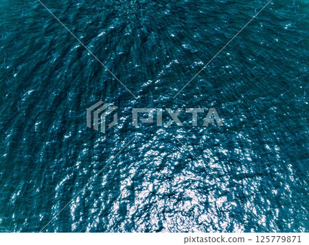 陽光反射在深藍色的水面上|大自然創造的光藝術 125779871