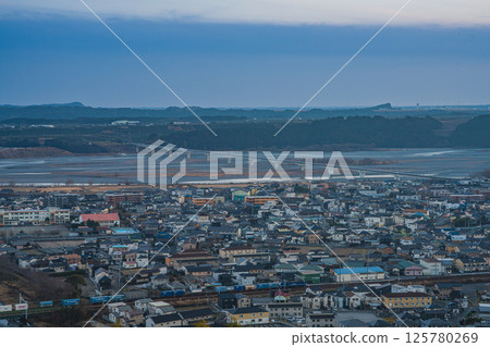 The cityscape and scenery of Shimada City as seen from Shiraganji Park in Shimada City after sunset (Shizuoka Prefecture) 125780269