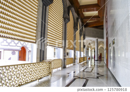 汶萊新清真寺內部裝飾華麗 汶萊新清真寺內部裝飾華麗 125780918