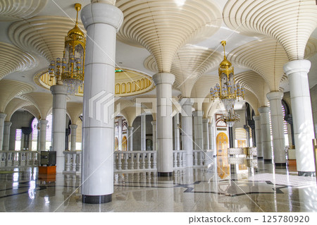汶萊新清真寺內部裝飾華麗 125780920