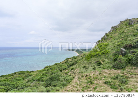 從石垣島平久保崎眺望的平野海灘 125780934