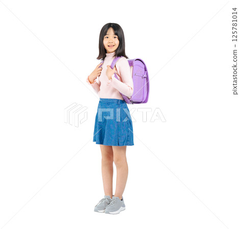 Elementary school girl carrying a school bag - A transparent full-body photo PNG precisely cut by hand 125781014