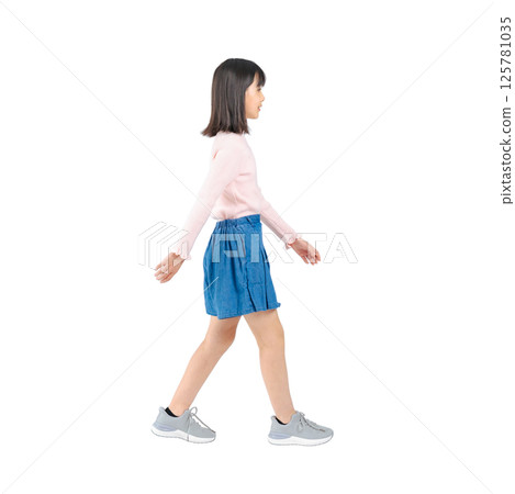 側身行走的女孩 - 手工精確裁剪的透明全身照片PNG 125781035