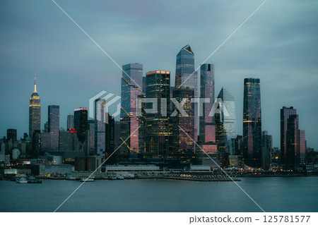 A somewhat blurry photograph capturing the skyline of New York City at night 125781577