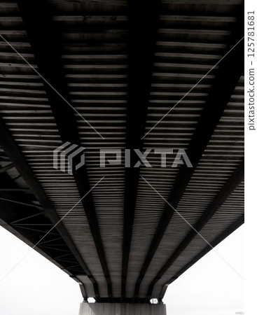 Convergence: Geometric Shadows in Urban Architecture 125781681