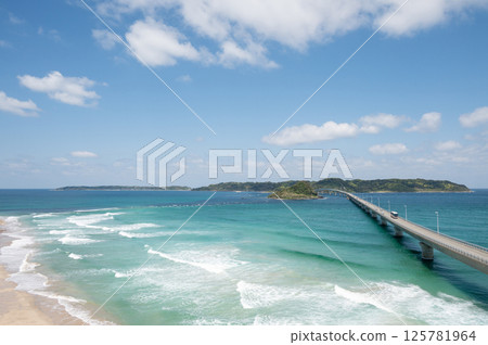 山口縣的風景名勝,橫跨美麗大海的角島大橋 山口縣的風景名勝,橫跨美麗大海的角島大橋 125781964