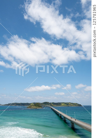 Tsunoshima Bridge, a bridge spanning the beautiful sea, a scenic spot in Yamaguchi Prefecture 125781965