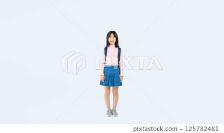背著書包微笑的小學生女孩的全身照片 125782481