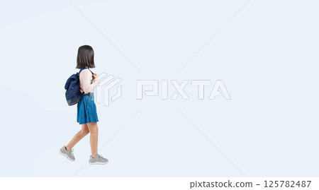 背著書包橫著走的小學生女孩全身照 125782487