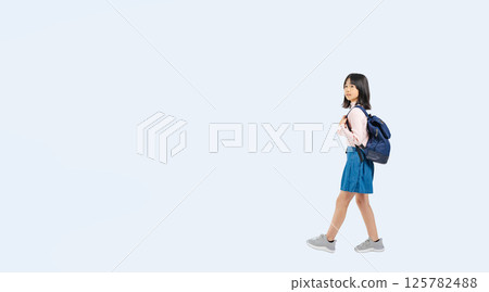 背著書包橫著走的小學生女孩全身照 125782488