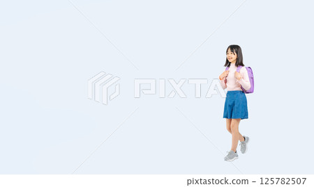 背著書包往前走的小學生女孩全身照 背著書包往前走的小學生女孩全身照 125782507