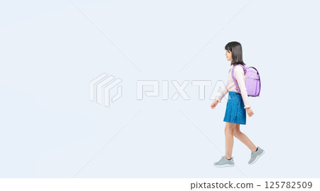 背著書包橫著走的小學生女孩全身照 125782509
