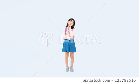 背著書包的小學生女孩全身照 125782510