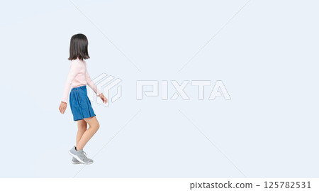 女生側身走路全身照片 女生側身走路全身照片 125782531