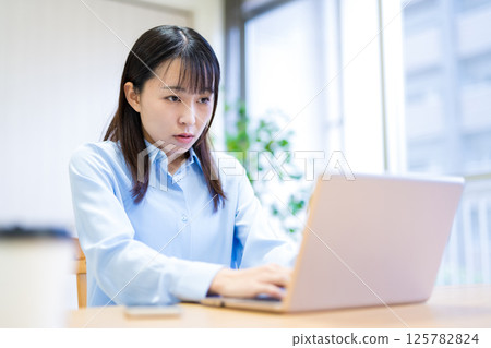 Young woman working remotely in the living room, sleepy, sleepiness, lack of sleep Young woman working remotely in the living room, sleepy, sleepiness, lack of sleep 125782824