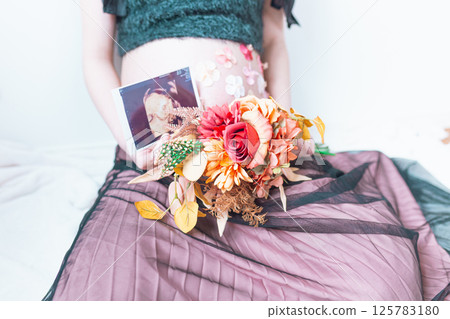 Mother waiting for baby in her belly Mother waiting for baby in her belly 125783180
