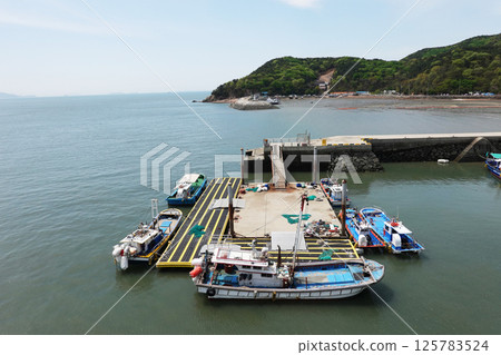 Fishing boats at Somuui Island dock in Incheon, Korea 125783524