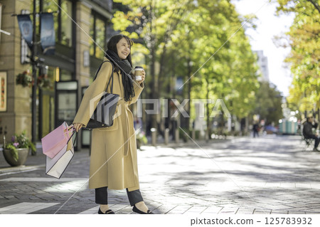 Young business woman 125783932