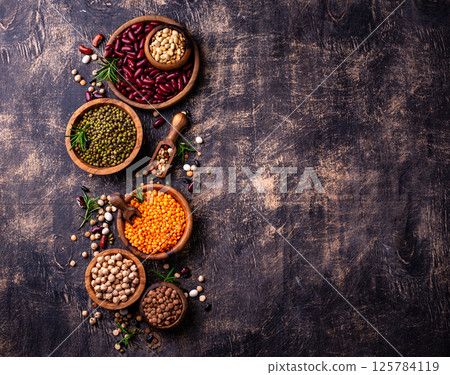 Beans, lentils, soybean, pea and chickpea 125784119