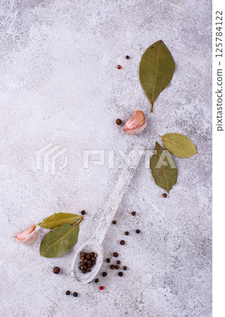 Culinary background with pepper, bay leaf and garlic 125784122