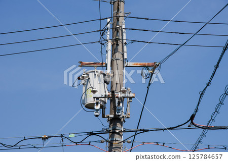 電線桿上的桿上變壓器和電線 125784657