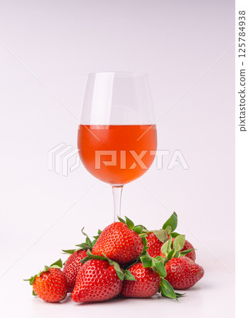 Strawberry pink wine, ripe straw berries with drink, red strawberri cocktail, delicious strawberry punch 125784938