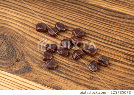 Dried tamarind seeds isolated, Tamarindus indica beans on a white background, medicine ingredient Dried tamarind seeds isolated, Tamarindus indica beans on a white background, medicine ingredient 125785078