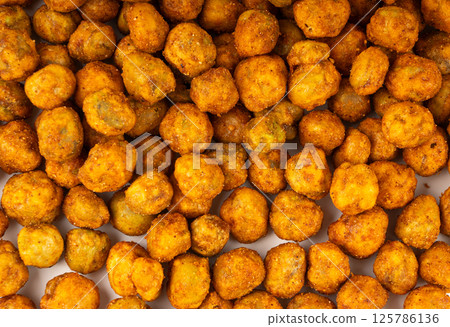 Roasted chickpeas, leblebi pile, spicy fried chana, crispy chick peas with mint and spices, east snack 125786136