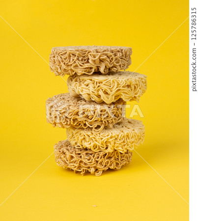 Raw Noodles, Dry Round Ramen Noodle, Uncooked Korea Vermicelli, Chinese Wheat Pasta 125786315