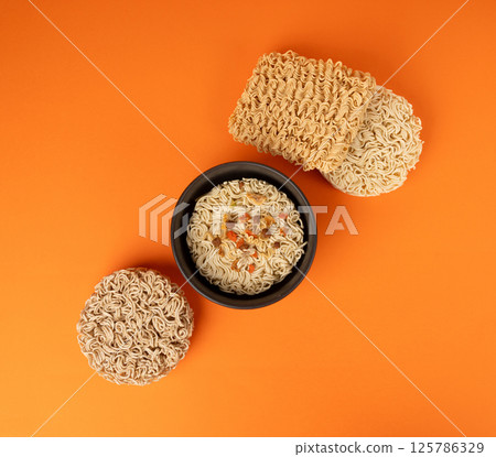Raw Noodles, Dry Round Ramen Noodle, Uncooked Korea Vermicelli, Chinese Wheat Pasta 125786329
