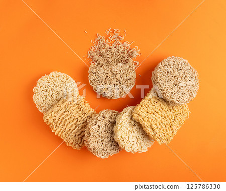 Raw Noodles, Dry Round Ramen Noodle, Uncooked Korea Vermicelli, Chinese Wheat Pasta 125786330