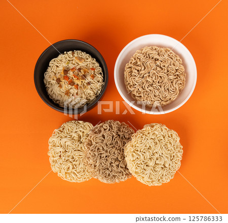 Raw Noodles, Dry Round Ramen Noodle, Uncooked Korea Vermicelli, Chinese Wheat Pasta 125786333